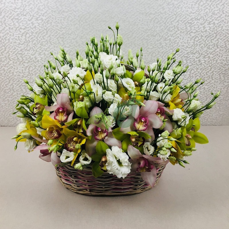 Огромная корзина с орхидеями и эустомой
